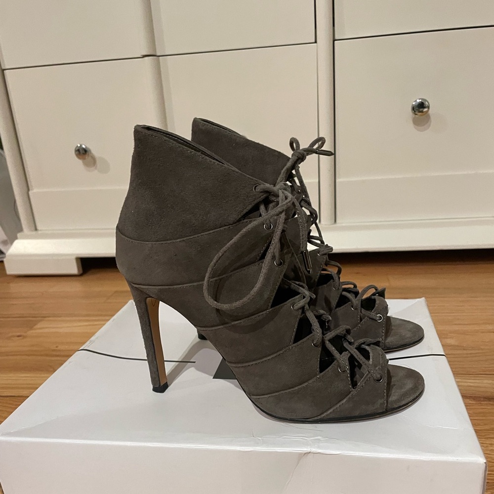 Dolce Vita Hanoa sandal in Dark Granite Suede